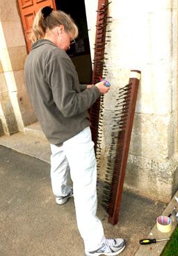 Iconographie - Le facteur d'orgues Martin Renshaw installant l'instrument à l'église