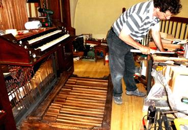 Iconographie - Le facteur d'orgues Martin Renshaw installant l'instrument à l'église