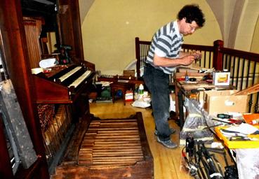 Iconographie - Le facteur d'orgues Martin Renshaw installant l'instrument à l'église