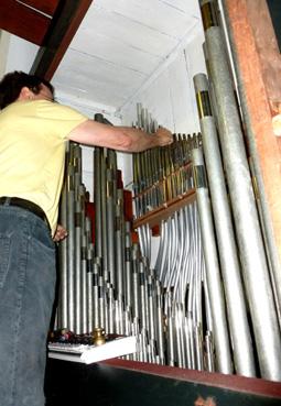 Iconographie - Le facteur d'orgues Martin Renshaw installant l'instrument à l'église