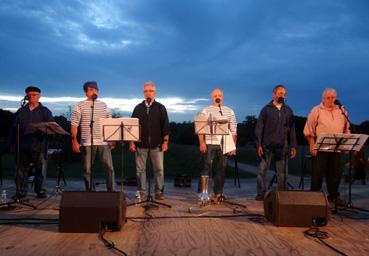 Iconographie - Le groupe de chants de marins Touline en concert à Martinet