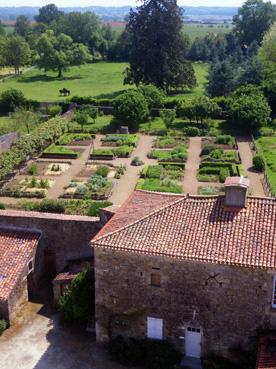 Iconographie - Donjon médiéval de Bazoges, vue sur le jardin