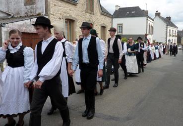 Iconographie - Festival des régions d?Europe ARZ POBL - Défilé