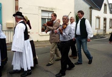 Iconographie - Festival des régions d?Europe ARZ POBL - Défilé