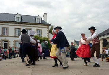 Iconographie - Festival des régions d?Europe ARZ POBL à Pontivy - Grand'danse