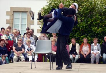 Iconographie - Festival des régions d?Europe ARZ POBL - Saut de la chaise