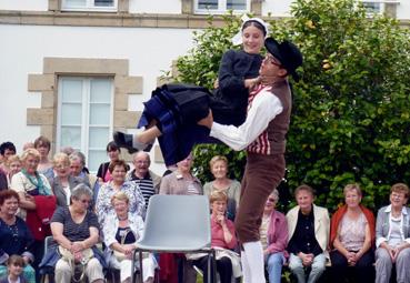 Iconographie - Festival des régions d?Europe ARZ POBL - Saut de la chaise