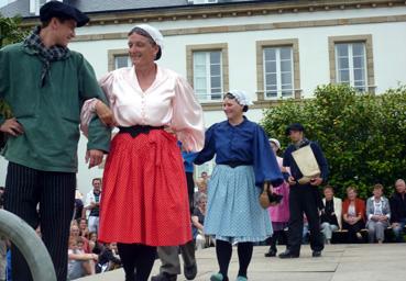 Iconographie - Festival des régions d?Europe ARZ POBL  - Tap Dou Païe