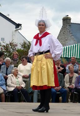 Iconographie - Festival des régions d?Europe ARZ POBL - Danseuse de Tap Dou Païe