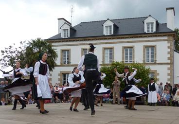 Iconographie - Festival des régions d?Europe ARZ POBL - Danseurs lithuaniens