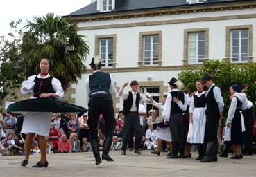 Iconographie - Festival des régions d?Europe ARZ POBL - Danseurs lithuaniens