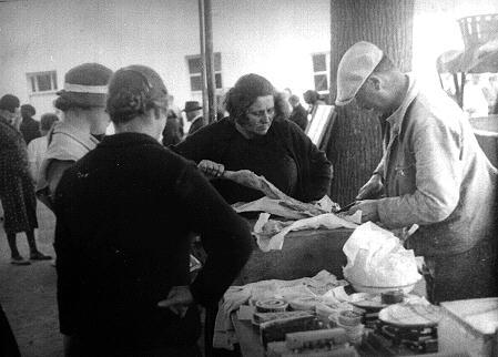 Iconographie - Découpe d'un lapin au marché