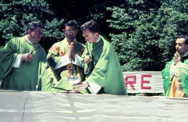 Iconographie - Messe lors des rencontres Zone Enfance