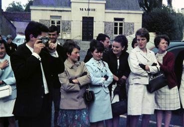 Iconographie - Attente des mariés à la sortie de l'église par les jeunes gens