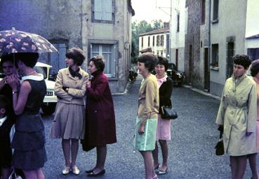 Iconographie - Jeunes filles attendant la sortie des mariés, devant l'église