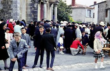 Iconographie - Sortie de messe en juin