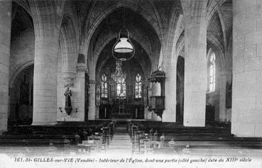 Iconographie - Intérieur de l'église, dont une partie (côté gauche) date du XIIIe siècle