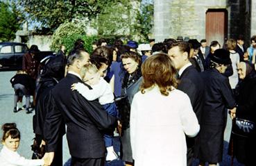 Iconographie - Famille Leboeuf à la sortie de l'église