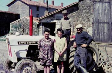 Iconographie - Arrivée du premier tracteur agricole en avril