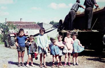 Iconographie - Les enfants devant le matériel de battage