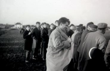 Iconographie - Spectateurs sur le stade de football en décembre