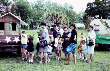 Iconographie - La kermesse - Des femmes et des enfants devant les chars