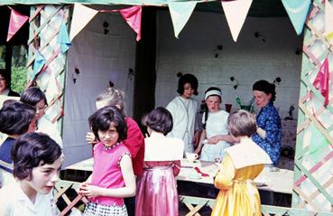 Iconographie - La kermesse -  Les enfants devant un stand