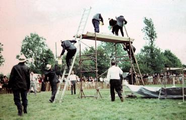 Iconographie - Jeu des sapeurs-pompiers lors des rencontres Festi-jeune