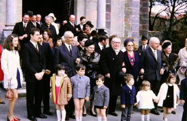 Iconographie - Pose de trois noces d'or et leur famille