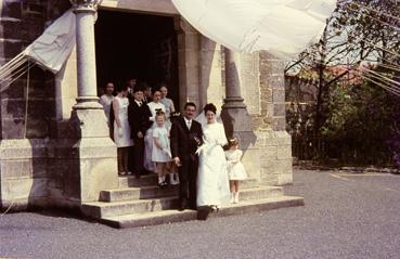 Iconographie - Famille de noceurs posant sous le porche de l'église