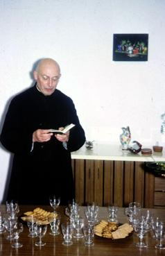 Iconographie - Un prêtre lisant lors d'un vin d'honneur