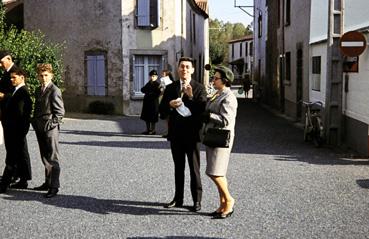 Iconographie - L'attente près de l'église