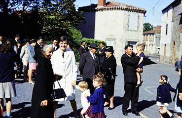 Iconographie - Sortie d'une cérémonie à l'église