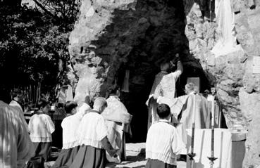 Iconographie - Cérémonie à la grotte de Lourdes en septembre
