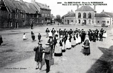 Iconographie - Dans le Morbihan, noce à la sortie de la mairie, Pluvignier