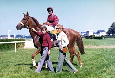 Iconographie - Le docteur Colette Le Bret près d'un cheval