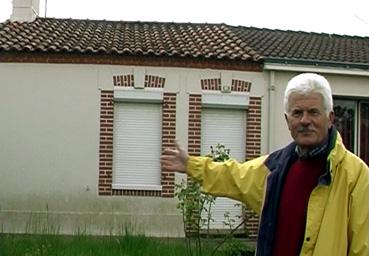 Iconographie - Hubert Laudet présente la maison de ses parents, l'Eté