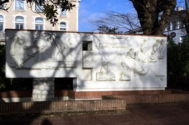 Iconographie - Bas relief près de l'ancienne mairie, de Jan et Joël Martel