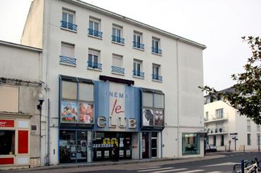 Iconographie - La façade du cinéma "Le club" créé en 1964