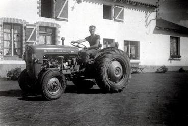 Iconographie - Jean-Claude Renaud sur son tracteur à la Vieille Cour