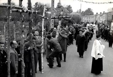 Iconographie - Mission 1958 - Transport des croix de bois, devant la statue de la Vierge