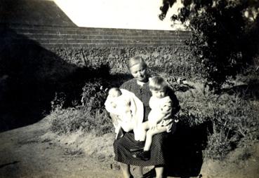 Iconographie - Léontine Geay, de La Lissonnière, et deux petits enfants