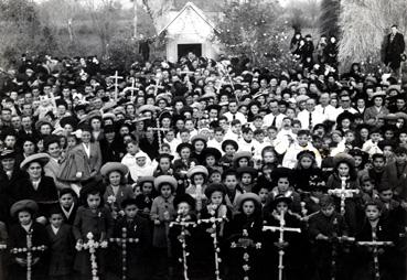 Iconographie - Mission 1949 - Rassemblement devant la chapelle du Chêne