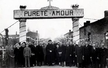 Iconographie - Mission 1949 - Habitants de la Chevasse avec le curé Raffin