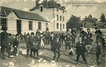 Iconographie - Ecole Saint-Laurent de Blain - Les enfants sur la cour