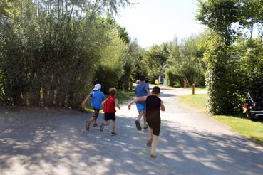 Iconographie - Camping l'Île Cariot - Enfants courant