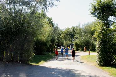 Iconographie - Camping l'Île Cariot - Enfants courant