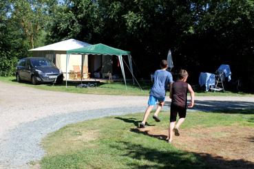 Iconographie - Camping l'Île Cariot - Enfants courant