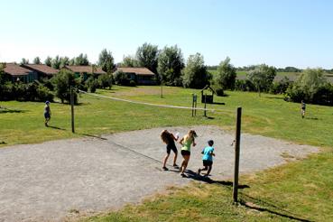 Iconographie - Camping l'Île Cariot - Le terrain de volley-ball