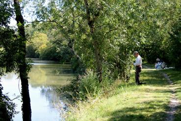 Iconographie - Pêcheur dans la rivière près du camping de La rivière